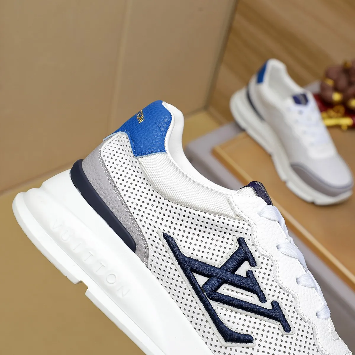 Ex-factory price: 440¥🌹🌹[LV Louis Vuitton] new low-top casual men's shoes. A must-have for fashionable men, new products are released in Hong Kong counters [strong], big-name style, European and American masters strongly create unique styles, comfortable on the feet, super soft outsole, super wear-resistant. Gives people a strong visual impact. Material: imported first-layer cowhide leather upper ➕rubber non-slip outsole, rubber graphics matching, 38 to 44